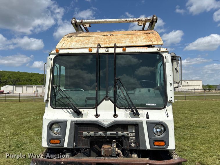 image for item EW1498 2018 Mack MRU refuse truck