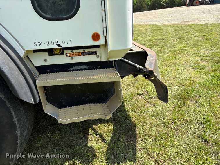 image for item EW1498 2018 Mack MRU refuse truck