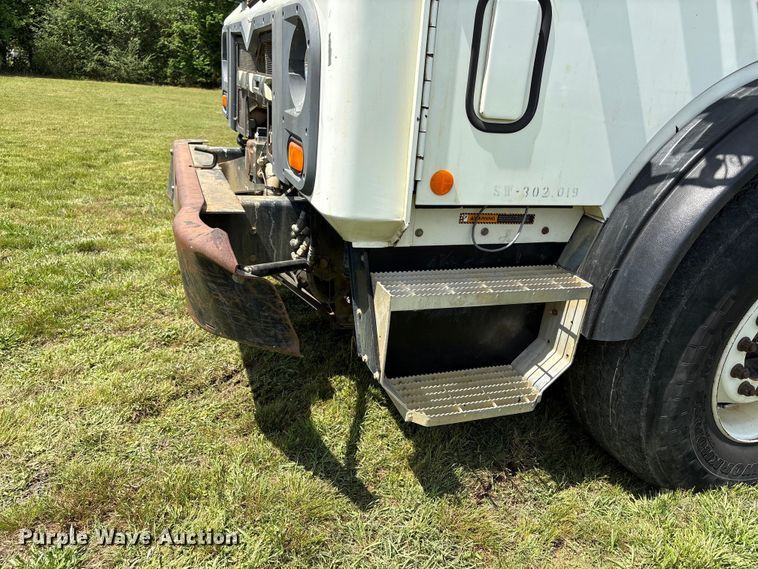 image for item EW1498 2018 Mack MRU refuse truck