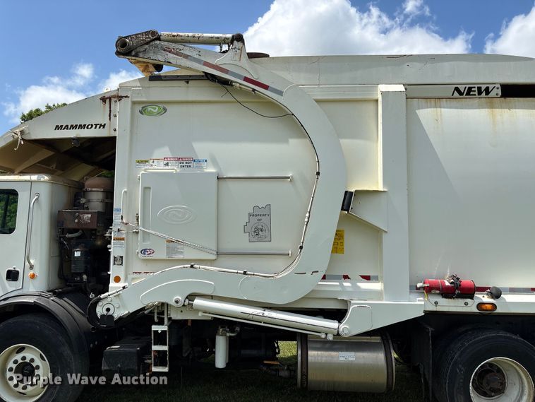 image for item EW1498 2018 Mack MRU refuse truck