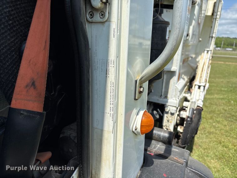 image for item EW1498 2018 Mack MRU refuse truck