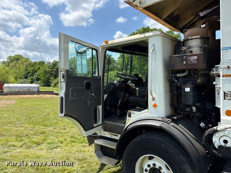 image for item EW1498 2018 Mack MRU refuse truck