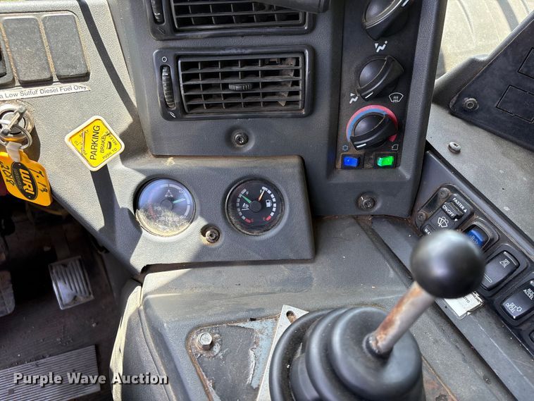 image for item EW1498 2018 Mack MRU refuse truck