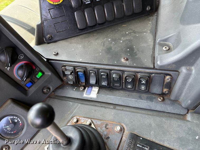 image for item EW1498 2018 Mack MRU refuse truck