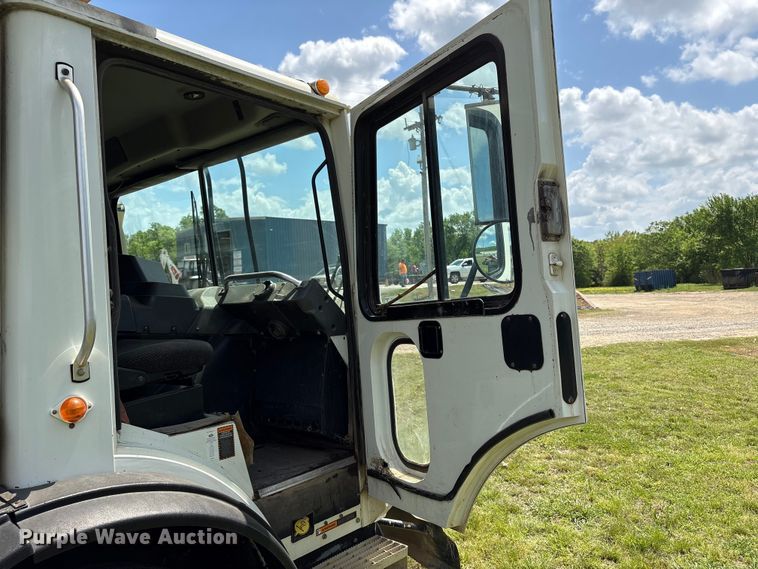 image for item EW1498 2018 Mack MRU refuse truck