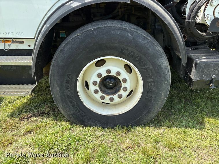 image for item EW1498 2018 Mack MRU refuse truck