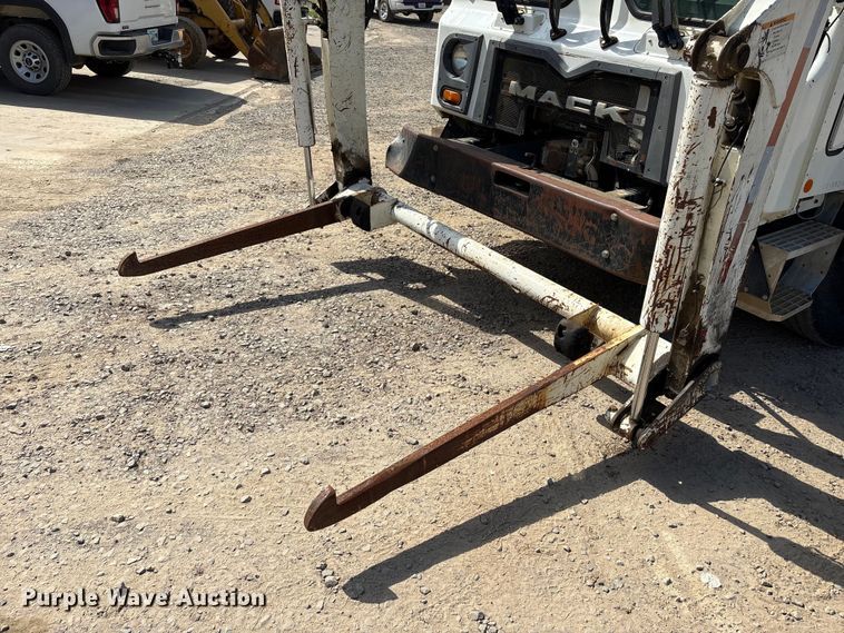 image for item EW1498 2018 Mack MRU refuse truck