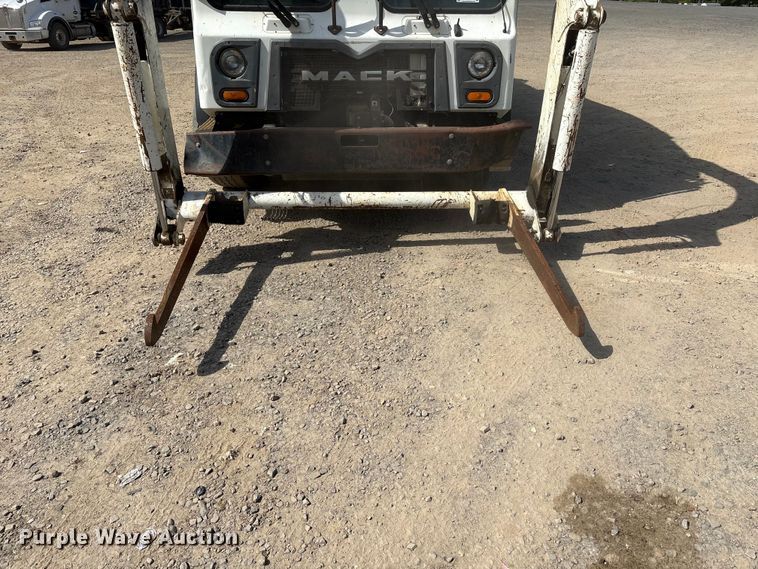 image for item EW1498 2018 Mack MRU refuse truck