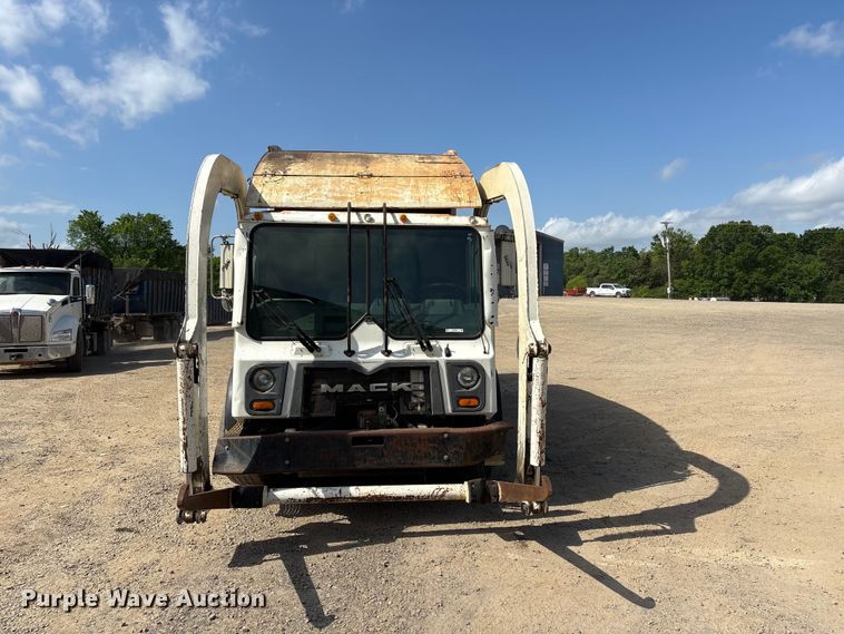 image for item EW1498 2018 Mack MRU refuse truck