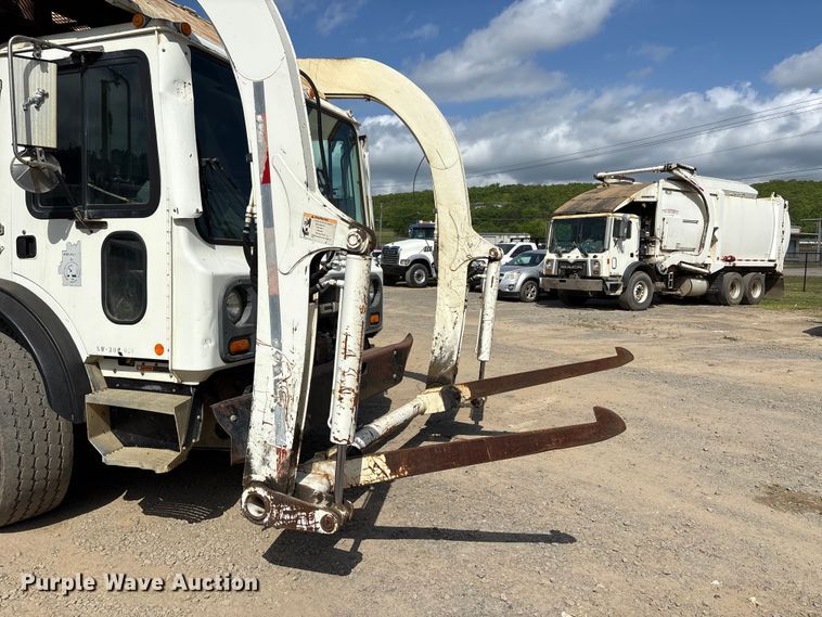 image for item EW1498 2018 Mack MRU refuse truck