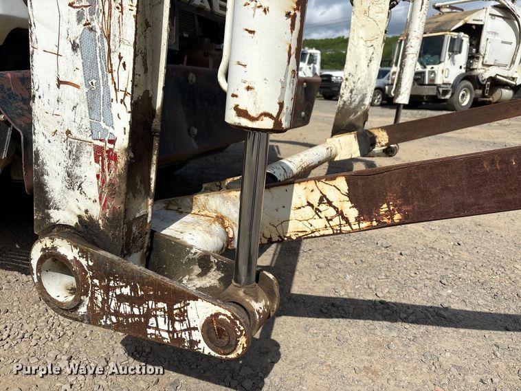 image for item EW1498 2018 Mack MRU refuse truck