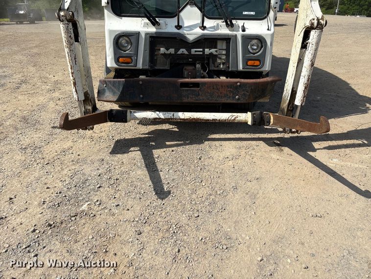 image for item EW1498 2018 Mack MRU refuse truck