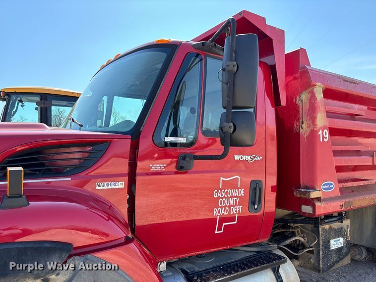 image for item FB3335 2011 International 7400 dump truck