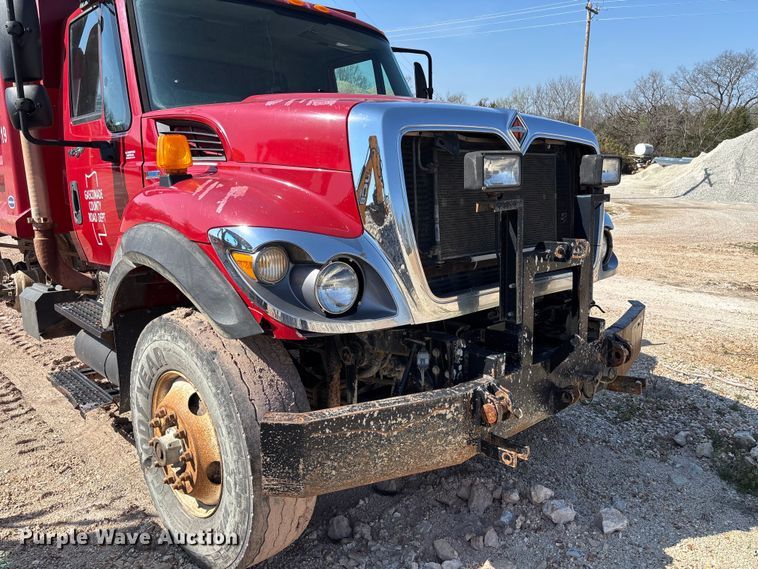 image for item FB3335 2011 International 7400 dump truck