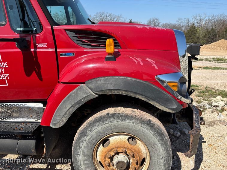 image for item FB3335 2011 International 7400 dump truck