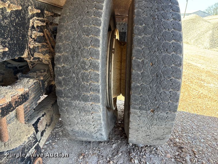 image for item FB3335 2011 International 7400 dump truck