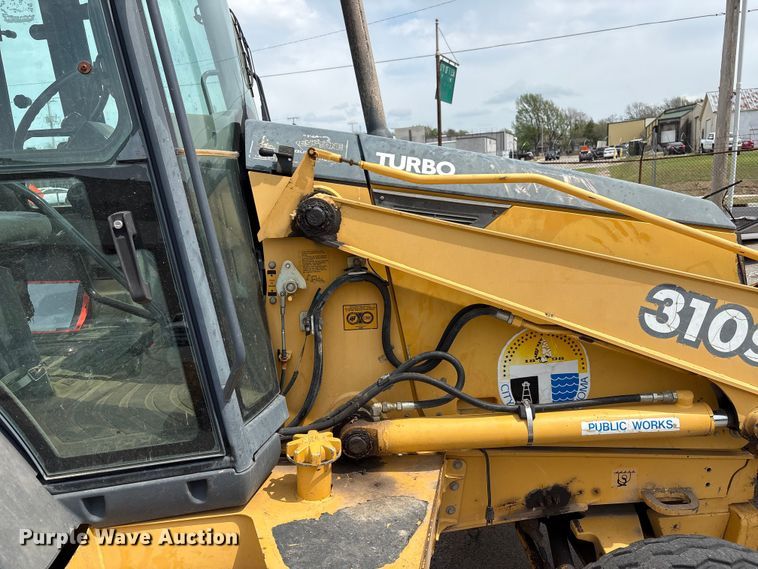 image for item FB8657 2001 John Deere 310SG backhoe