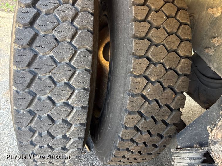 image for item FB8664 2009 International WorkStar 7400 dump truck