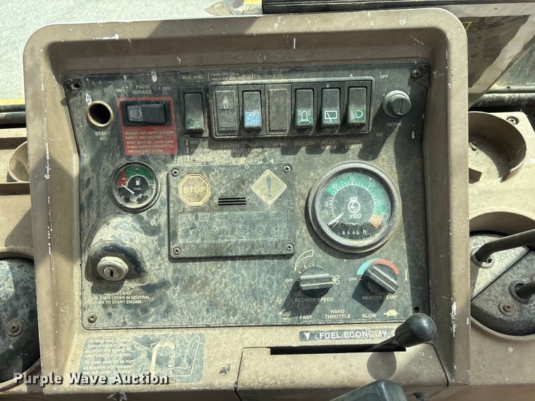 image for item FB8668 1994 John Deere 310D backhoe