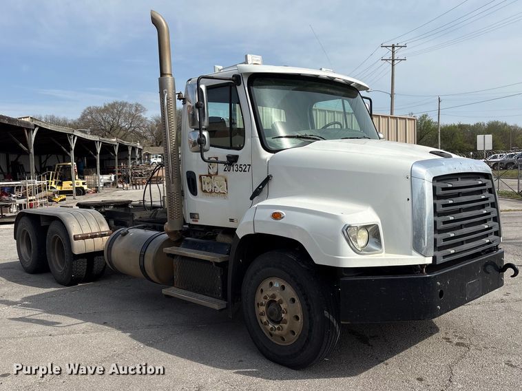 image for item FB8670 2013 Freightliner 114SD semi truck