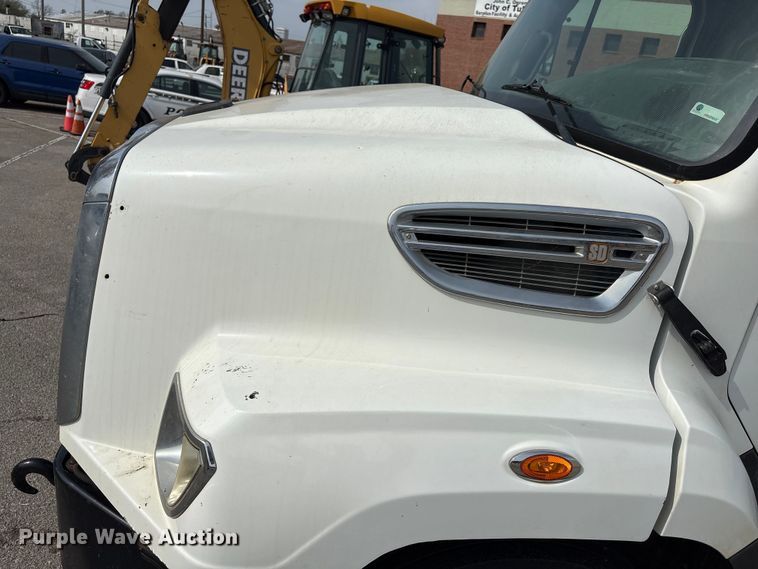 image for item FB8670 2013 Freightliner 114SD semi truck