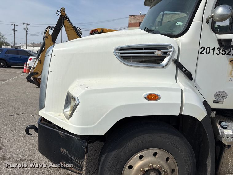 image for item FB8670 2013 Freightliner 114SD semi truck