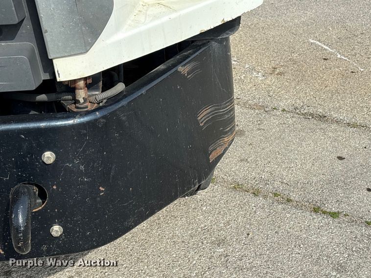 image for item FB8670 2013 Freightliner 114SD semi truck