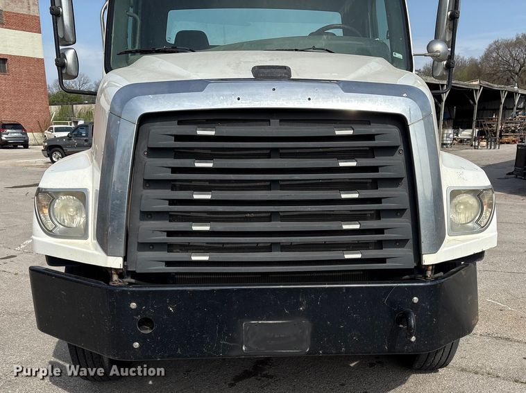 image for item FB8670 2013 Freightliner 114SD semi truck