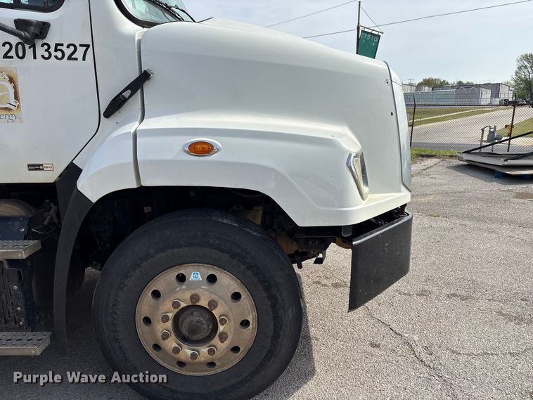 image for item FB8670 2013 Freightliner 114SD semi truck