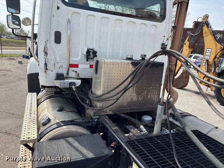 image for item FB8670 2013 Freightliner 114SD semi truck