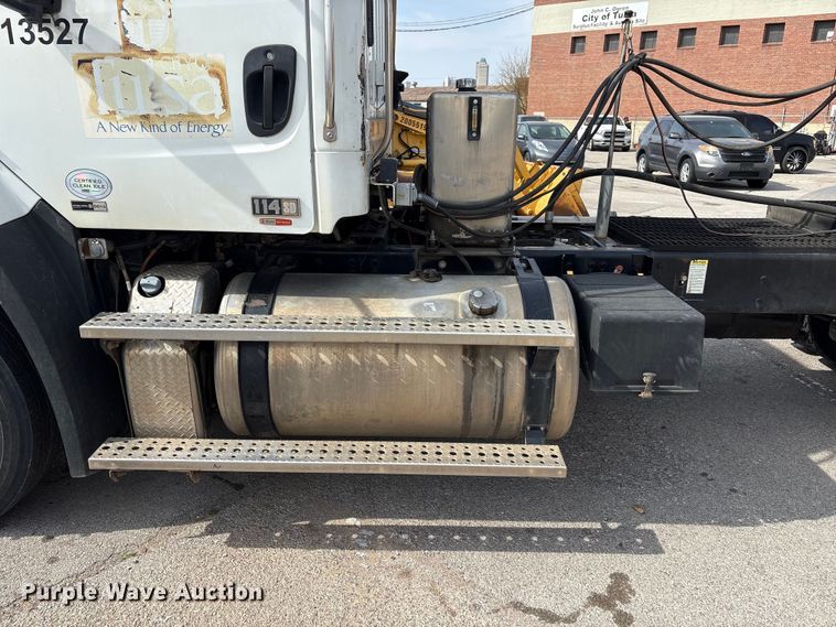 image for item FB8670 2013 Freightliner 114SD semi truck