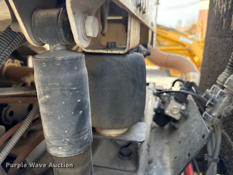 image for item FB8670 2013 Freightliner 114SD semi truck