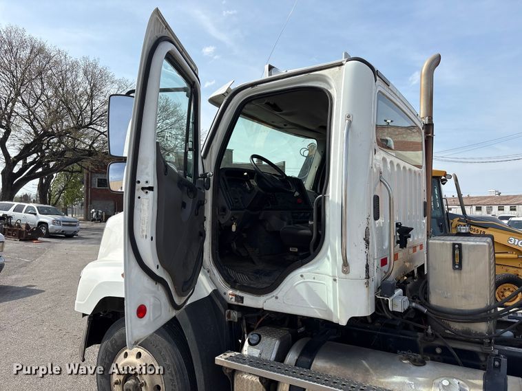 image for item FB8670 2013 Freightliner 114SD semi truck