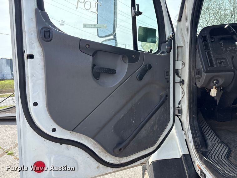 image for item FB8670 2013 Freightliner 114SD semi truck