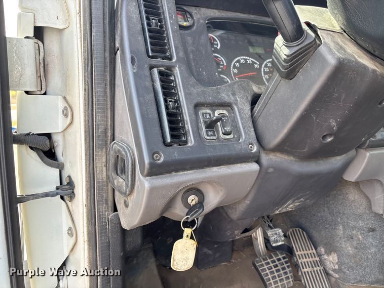 image for item FB8670 2013 Freightliner 114SD semi truck