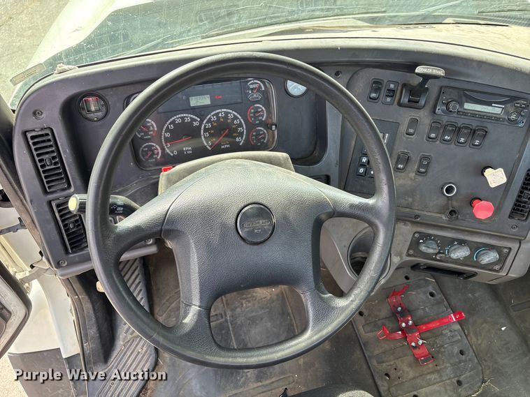 image for item FB8670 2013 Freightliner 114SD semi truck