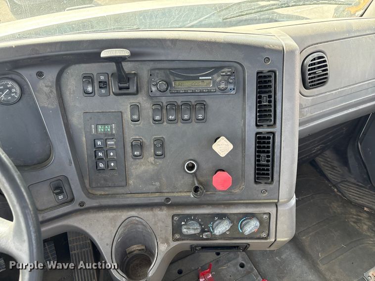 image for item FB8670 2013 Freightliner 114SD semi truck