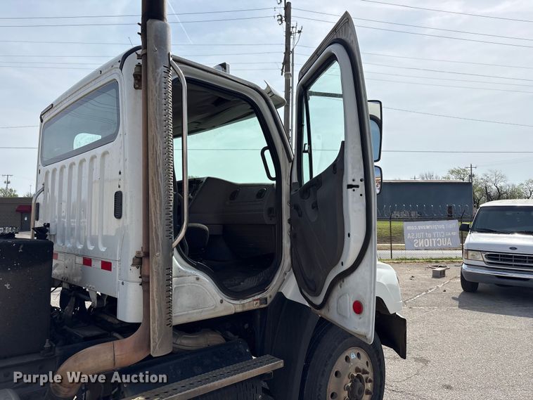 image for item FB8670 2013 Freightliner 114SD semi truck