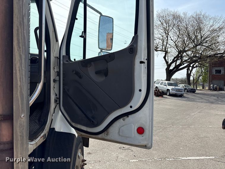 image for item FB8670 2013 Freightliner 114SD semi truck