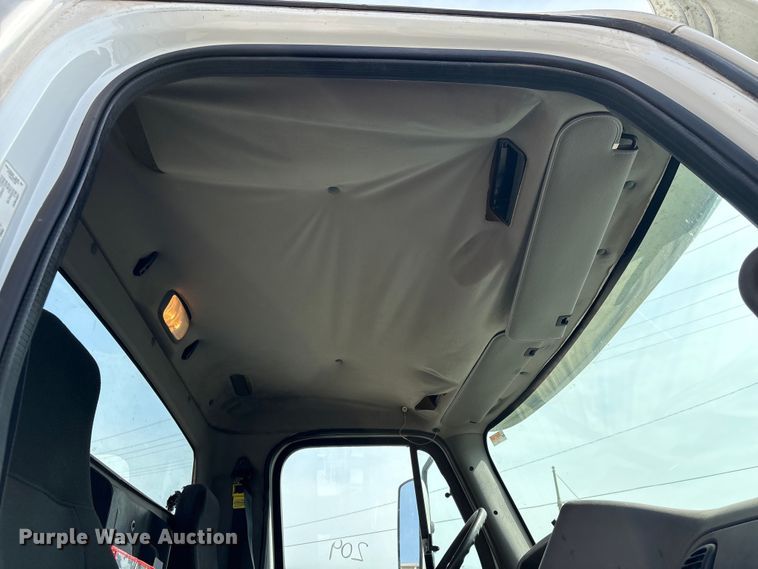 image for item FB8670 2013 Freightliner 114SD semi truck