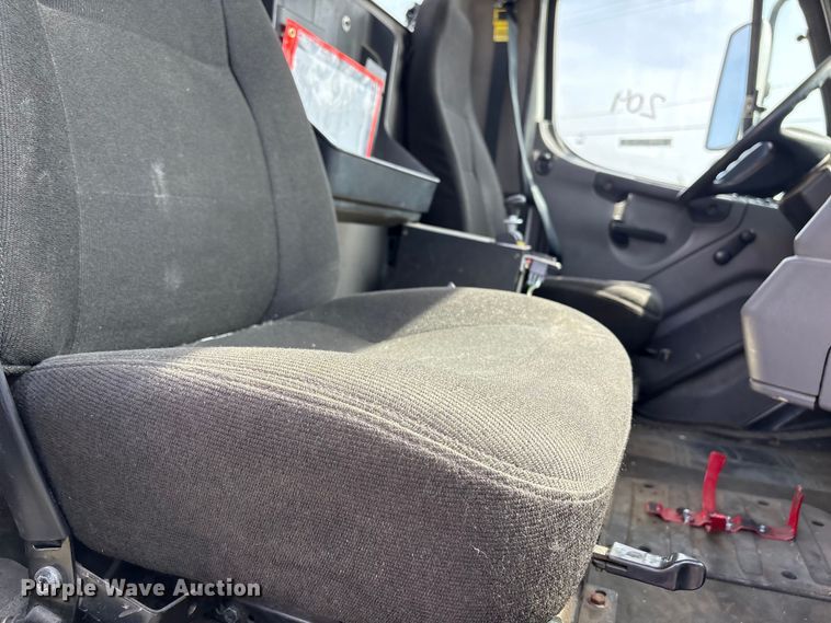 image for item FB8670 2013 Freightliner 114SD semi truck