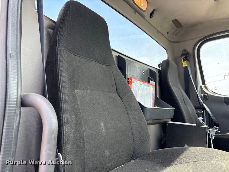 image for item FB8670 2013 Freightliner 114SD semi truck