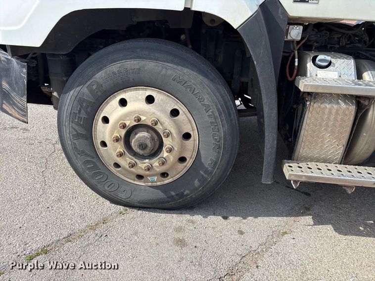 image for item FB8670 2013 Freightliner 114SD semi truck