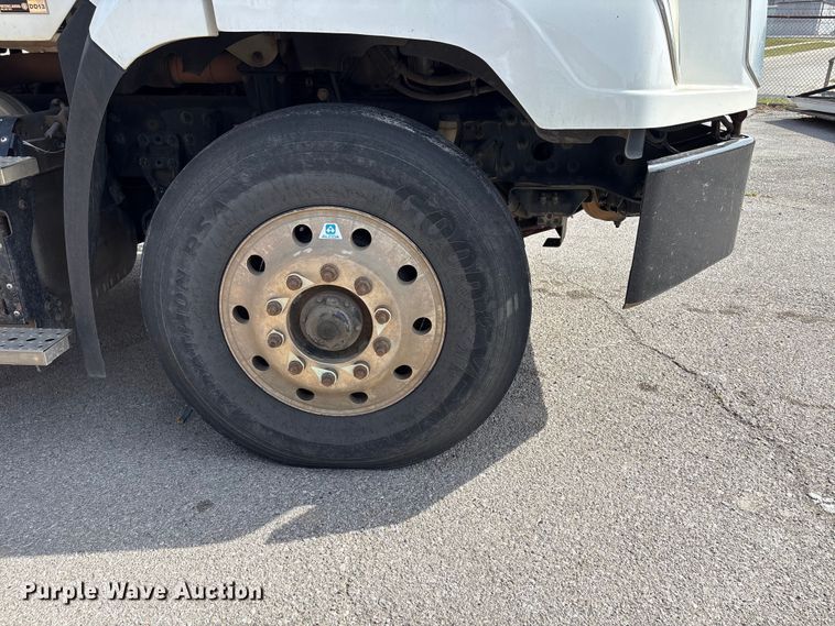 image for item FB8670 2013 Freightliner 114SD semi truck