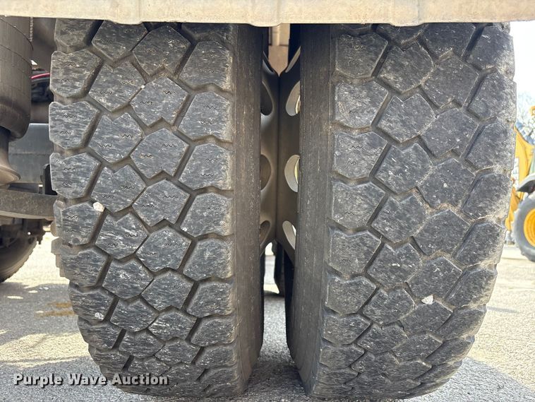 image for item FB8670 2013 Freightliner 114SD semi truck