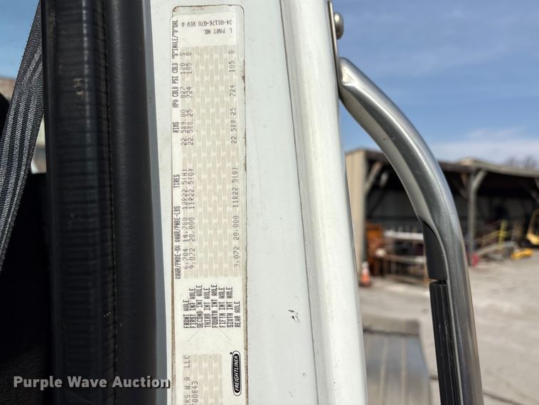 image for item FB8670 2013 Freightliner 114SD semi truck