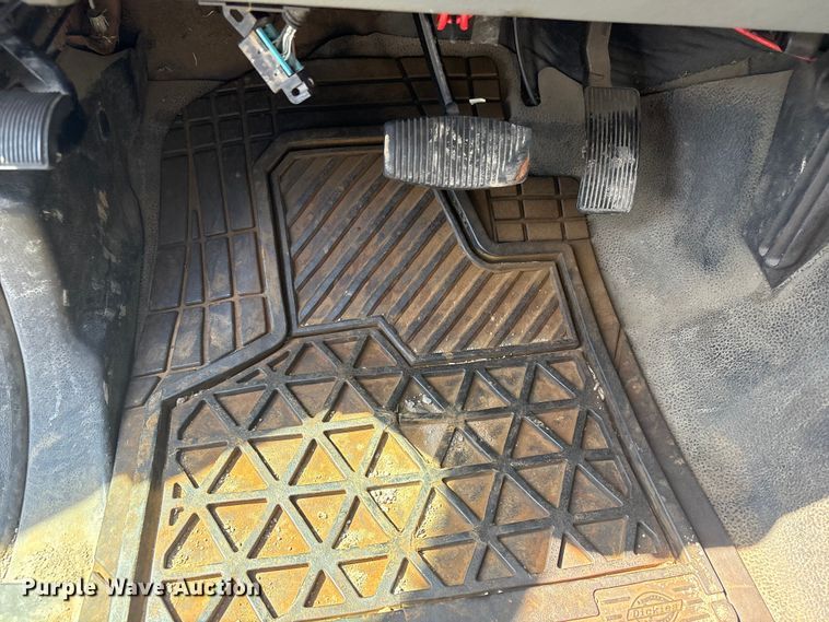 image for item FB8685 2012 Ford F450 Super Duty Ext. Cab flatbed truck