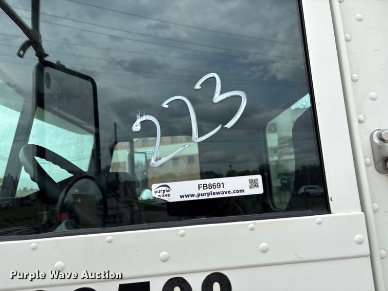 image for item FB8691 2009 Freightliner FLD120 semi truck