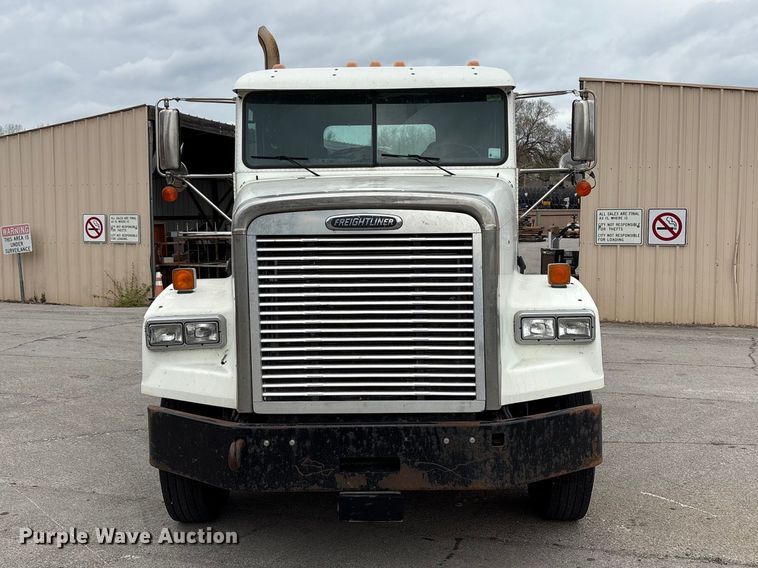 image for item FB8691 2009 Freightliner FLD120 semi truck