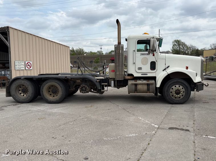 image for item FB8691 2009 Freightliner FLD120 semi truck